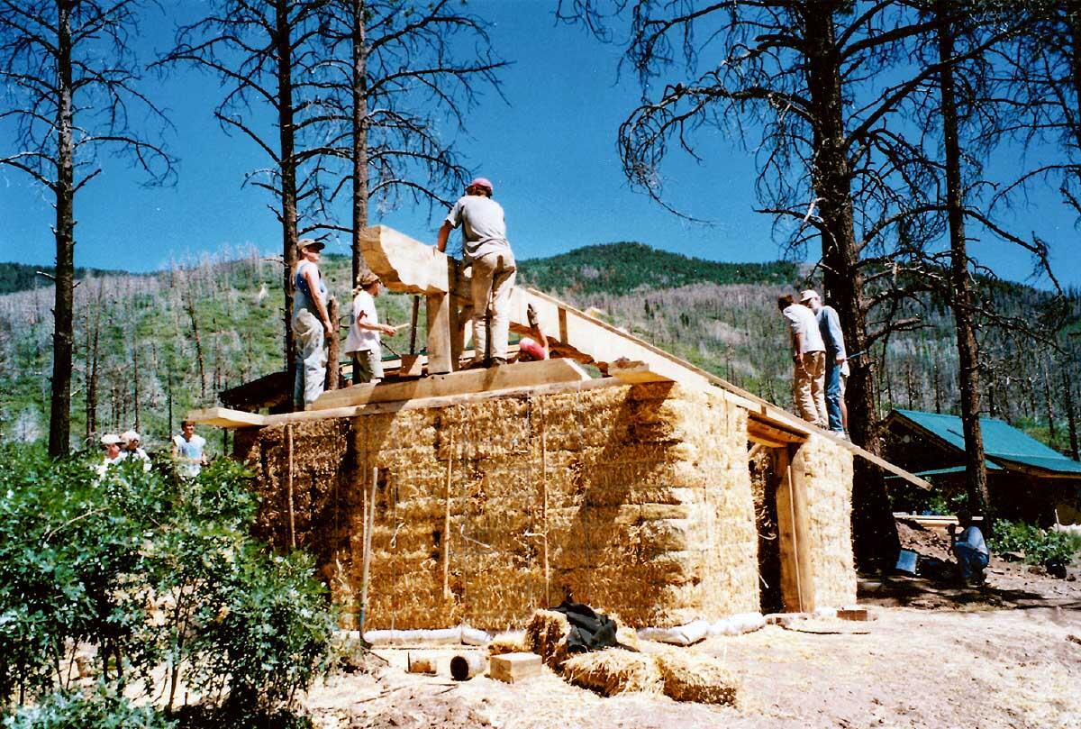 Auf einer Reise nach New Mexico hat Werner Schmidt Ende der 1990er Jahre den Strohballenbau in eigener Anschauung erlebt. Bild: Werner Schmidt