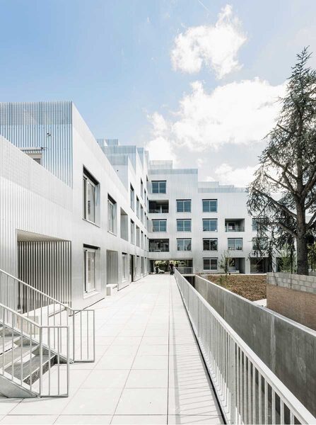 Projekt: LoV Unité(s), Dijon. Die gestufte Anordnung der Einheiten strukturiert den Wohnungsbau in Dijon und führt zu einer feinen Graduierung von individuellen, kollektiven und öffentlichen Räumen. Bild: Bertrand Verney