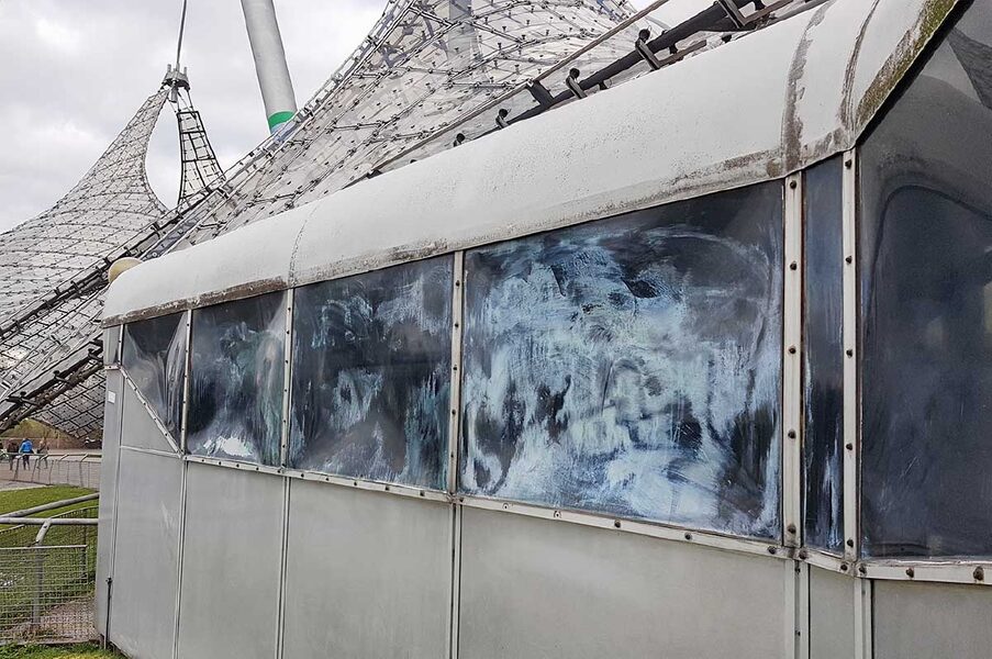 Spuren unsachgemässer Reinigung nach einer Graffiti-Attacke am Kassenhaus Nordost der Olympischen Sportstätten. Bild: Susanne Brunner