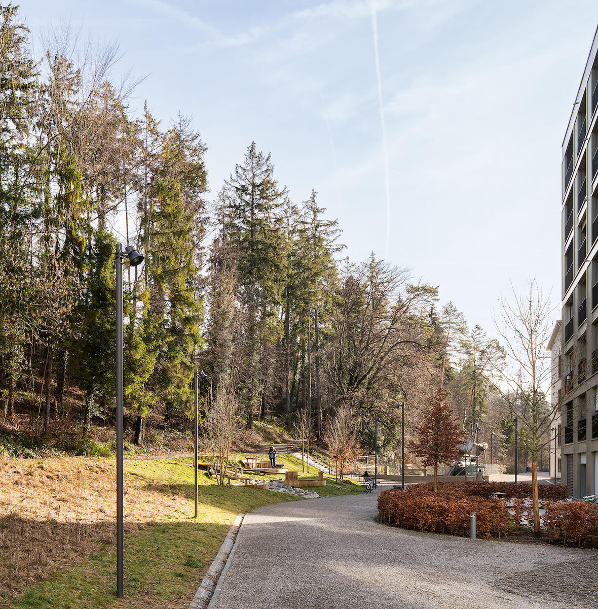 Der Landschaftsraum am Entlisberghang erweitert die enge Welt der Wohnhöfe. Im Hintergrund: das Wehr des Fabrikkanals.
Bild: Roman Keller