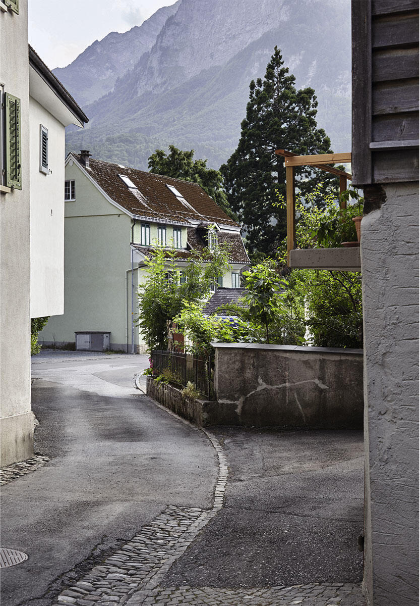 Das Bildessay von Johanna Muther zeigt Ennenda im Glarnerland.

Die Schweizer Kulturstiftung Pro Helvetia hat die Realisierung dieser Fotoserie im Rahmen ihrer Nachwuchsförderung unterstützt.