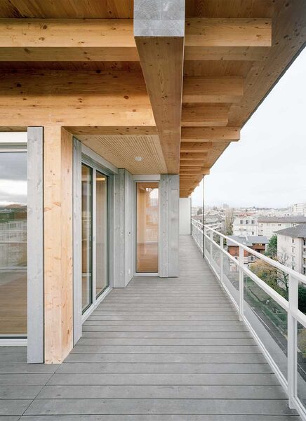 In der Konstruktion der Dachwohnungen bleibt das Holz als Material sichtbar. Bild: Olivier Di Giambattista