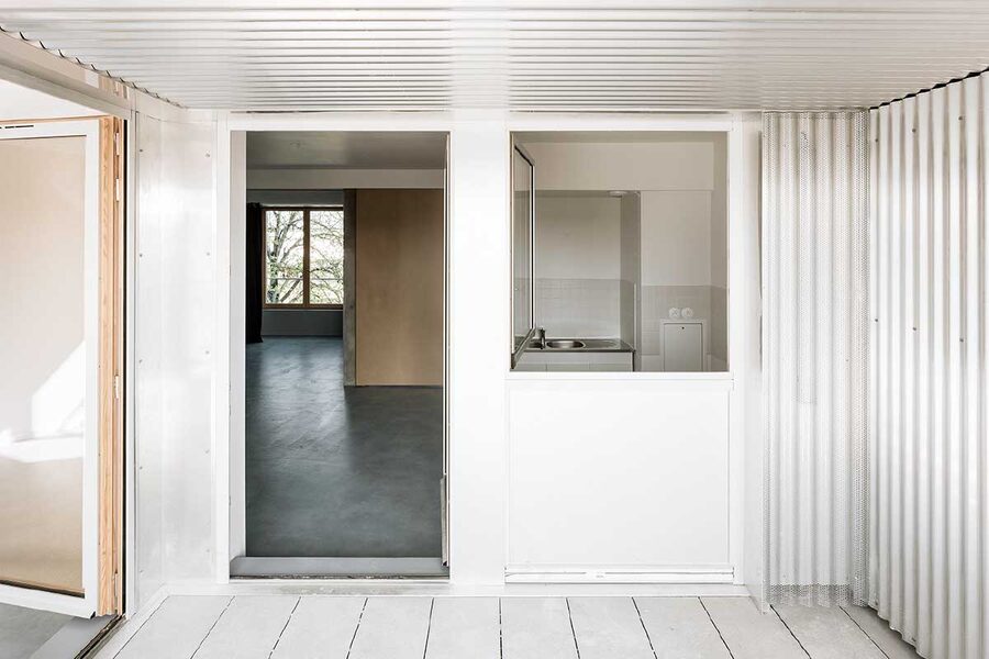 Projekt: LoV Unité(s), Dijon. Schiebetüren aus Holz bringen Flexibilität in den Innenraum und treten durch ihre Materialität in Dialog mit den Sitznischen am Fenster. Bild: Bertrand Verney