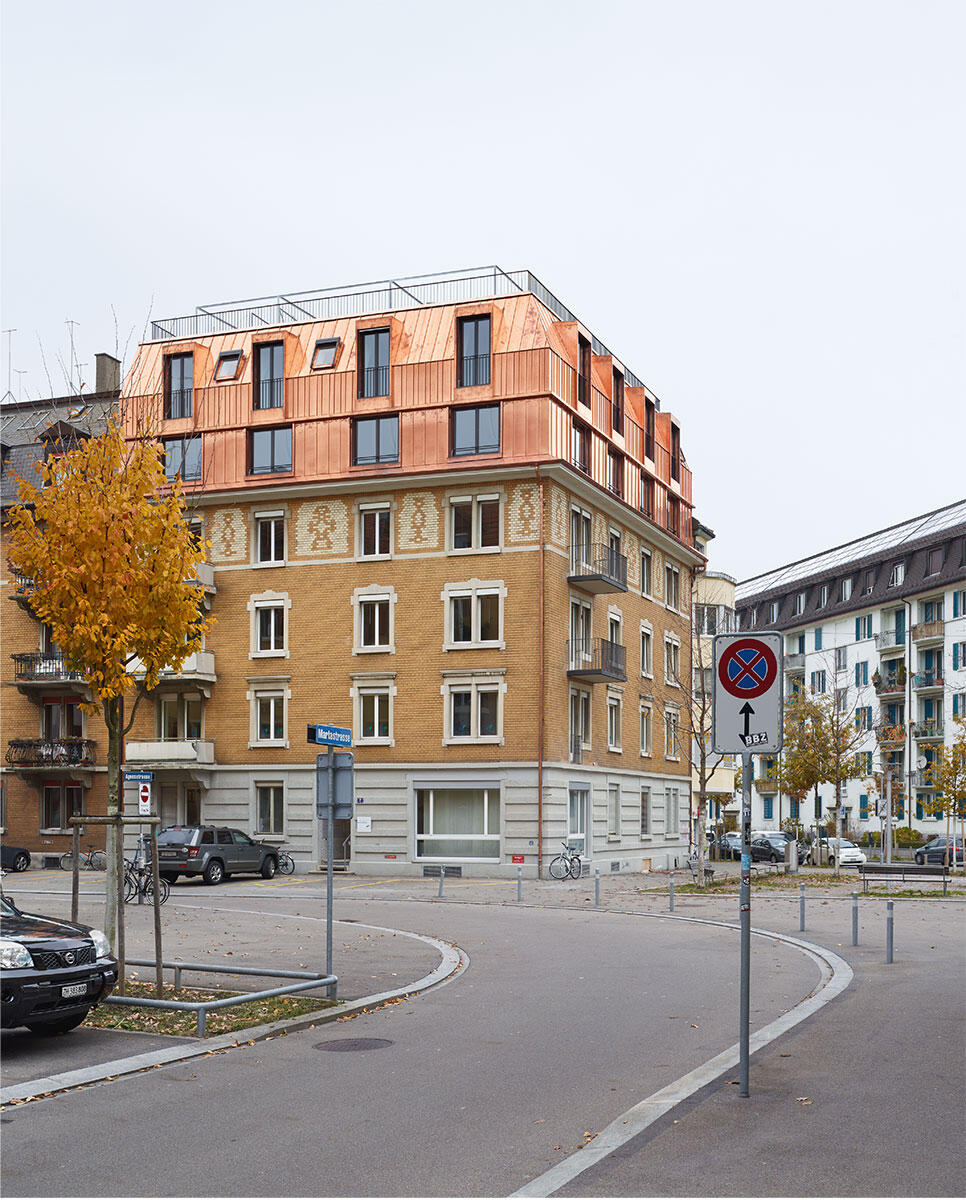 Die Trauflinie ist klar – oder doch nicht? Die Aufstockung ist sowohl Teil des Gebäudesockels wie auch des Dachs oder könnte sogar als eigenes Haus auf dem Haus gelesen werden. Architektur: Frei + Saarinen, Zürich.
