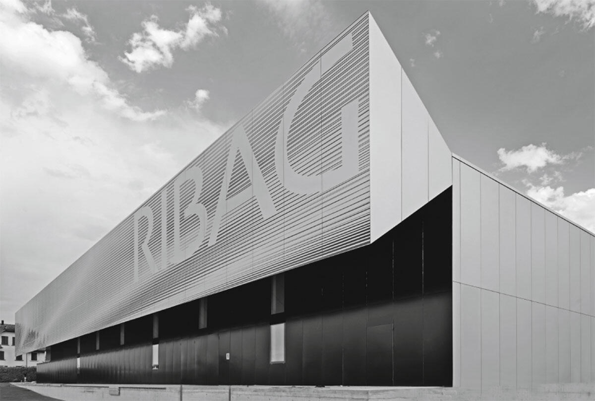 Vordach und Werbeträger zugleich: Die Fassade der RIBAG zur Autobahn.