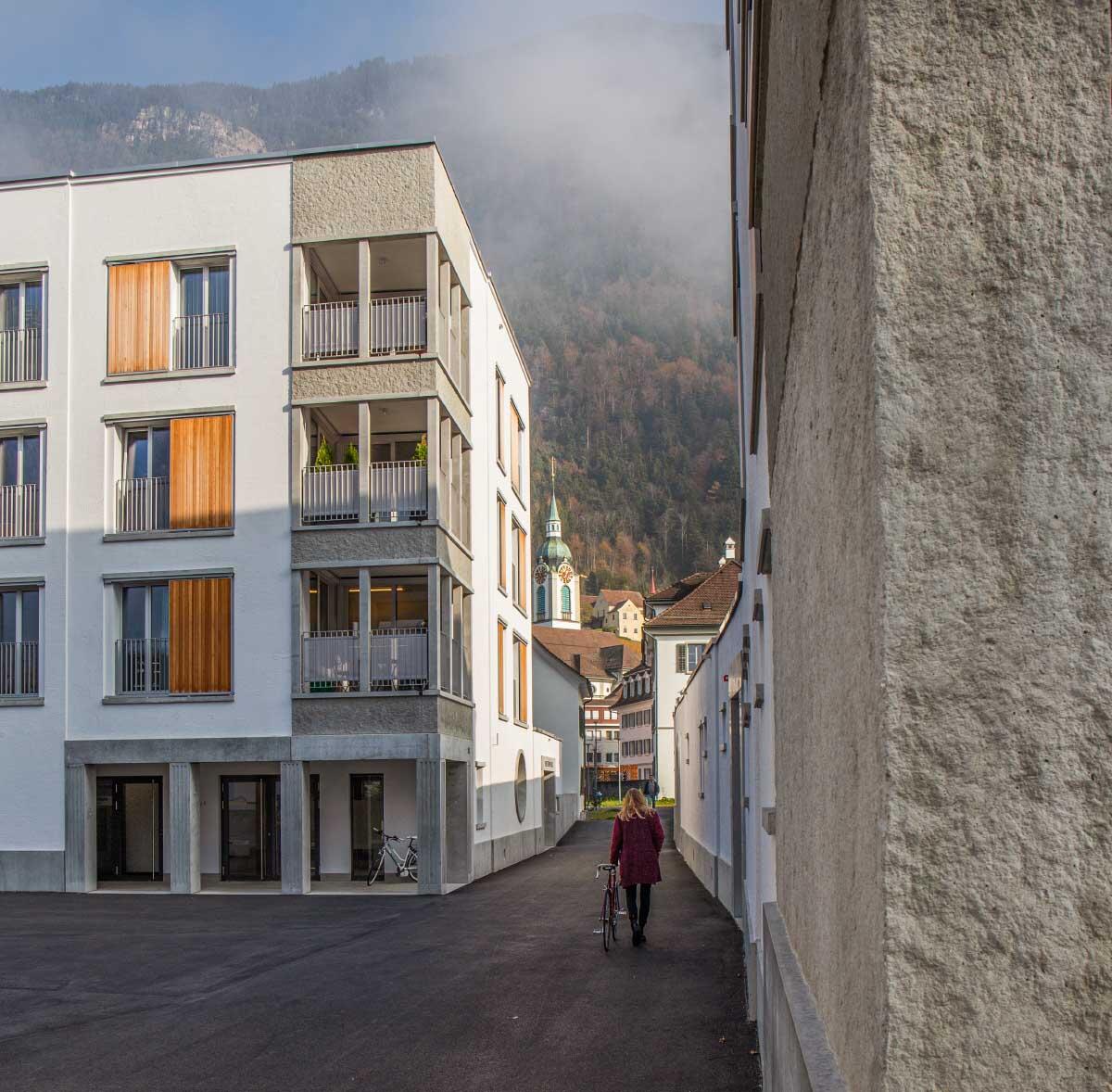 Die Setzung der Neubauten und die hohen Mauern der Gassen eröffnen gezielte Blicke auf Altstadt und Bergwelt.
Bild: Andrea Kuhn