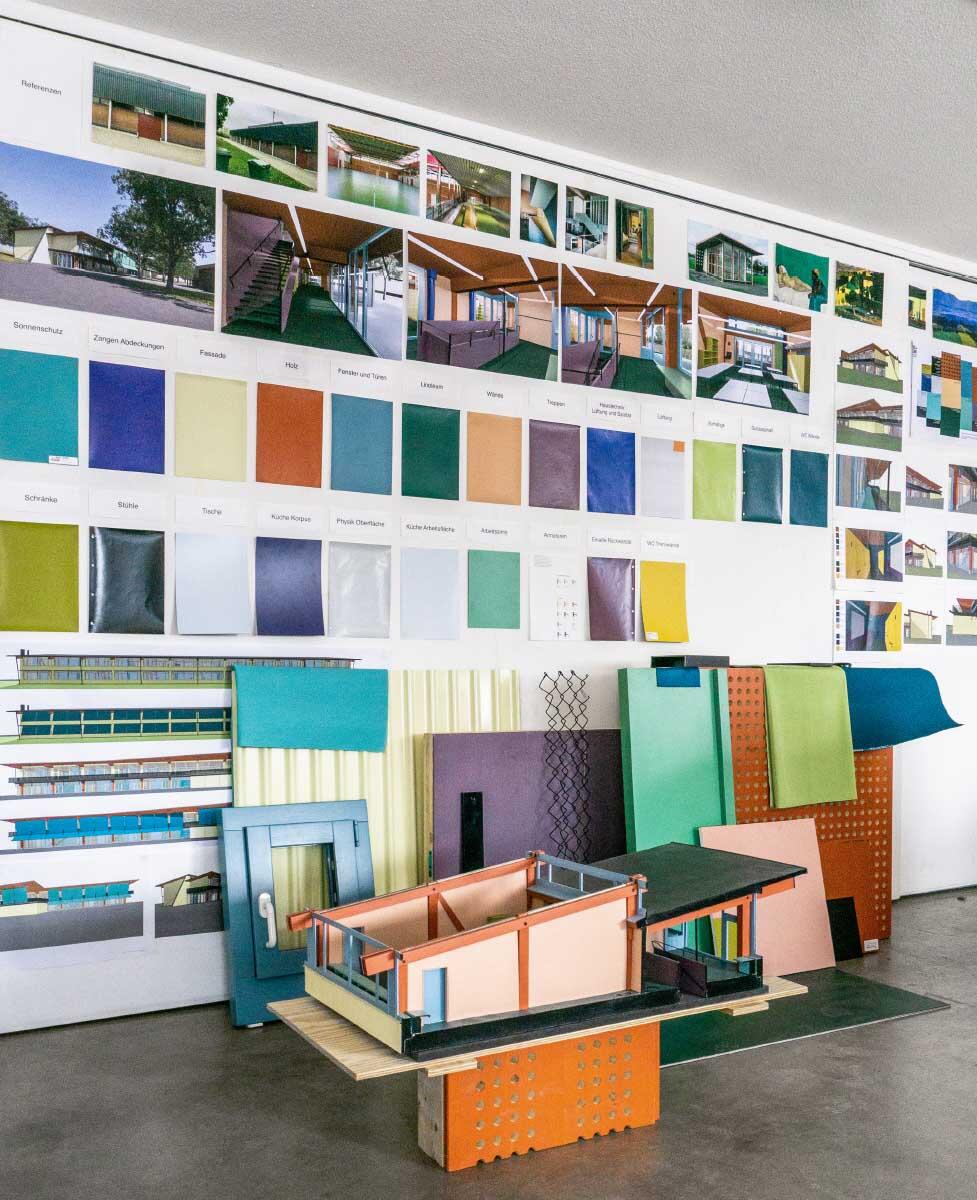 Die Maerialsammlung im gemeinsamen Büro von BS und EMI ist mehr als ein Mood-Board; sie definiert ein eigentliches Experimentierfeld, in dem Farbklänge und -dissonanzen empirisch ausgelotet wurden. Als Leitbilder dienten Kompositionen von Félix Vallotton, Edward Hopper oder Le Corbusier. 
Bild: Roland Bernath
