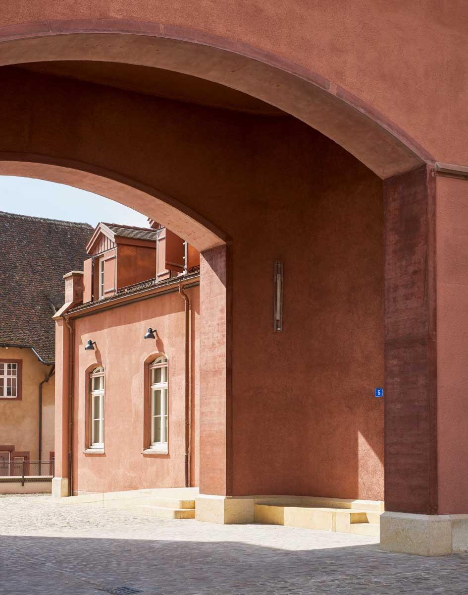 Der kühne Torbogen, mitten durch den Südflügel geschlagen, symbolisiert die städtebauliche Kraft dieses Entwurfs und öffnet die Kaserne.
Bild: Peter Tillessen