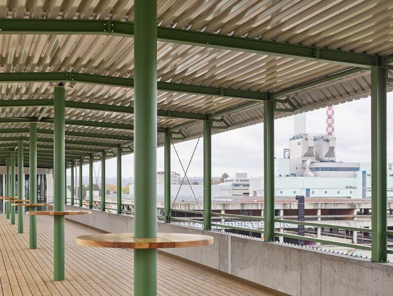 Die gedeckte Dachterrasse bietet Platz für PV und alle, die hier wohnen. Die Stehtische an den Dunstrohren laden zur Kreuzfahrt. Bild: Philip Heckhausen
