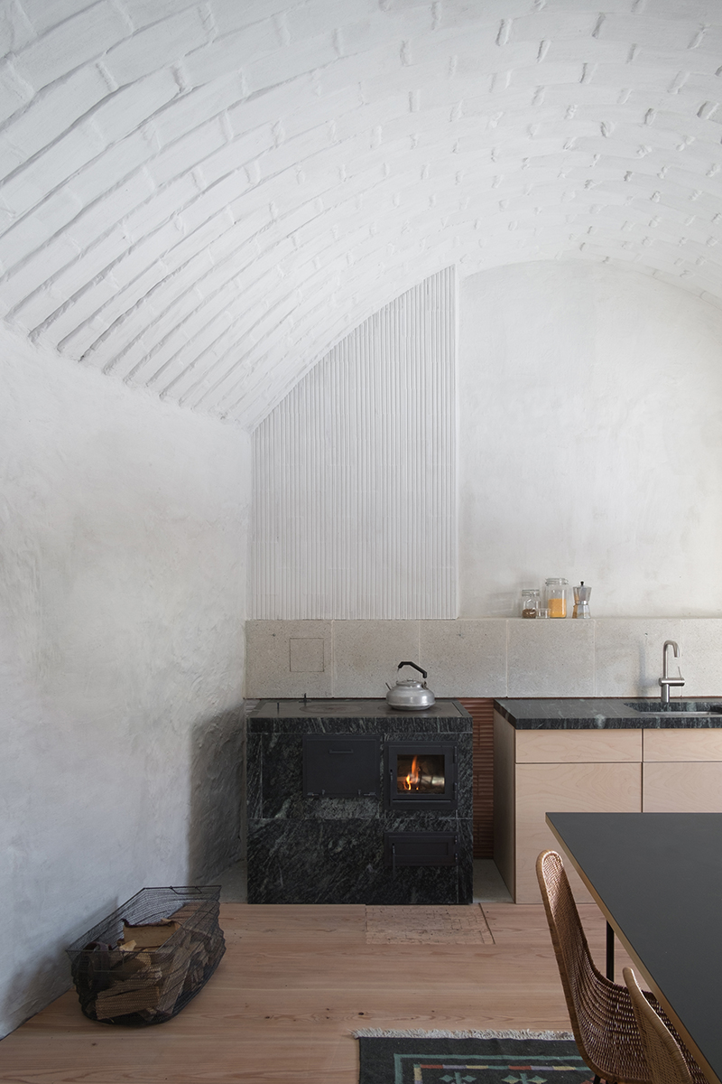 Neue Küche mit mineralischen Oberflächen und katalanischem Gewölbe als neuem Raumabschluss.