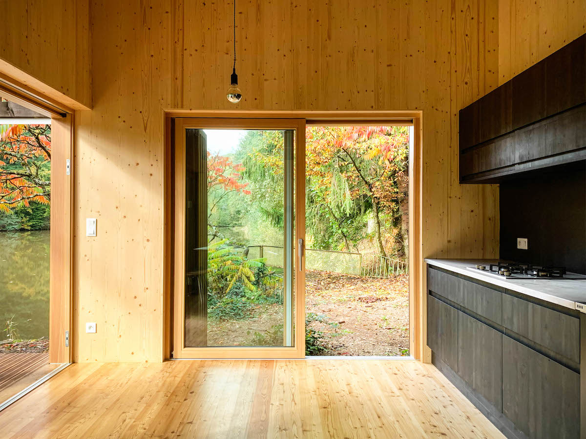 Eine Raumschicht hinter der Terrasse befinden sich Küche und Essbereich.