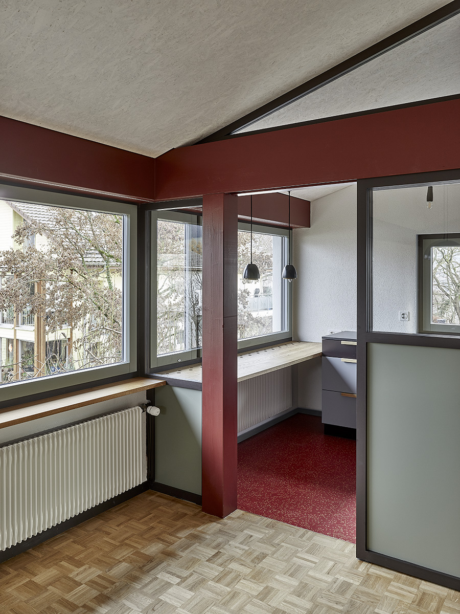 Das Fensterband verbindet die Räume, die neue Dachdämmung ist mit weiss lasierten OSB-Platten verkleidet. Bild: Rolf Siegenthaler