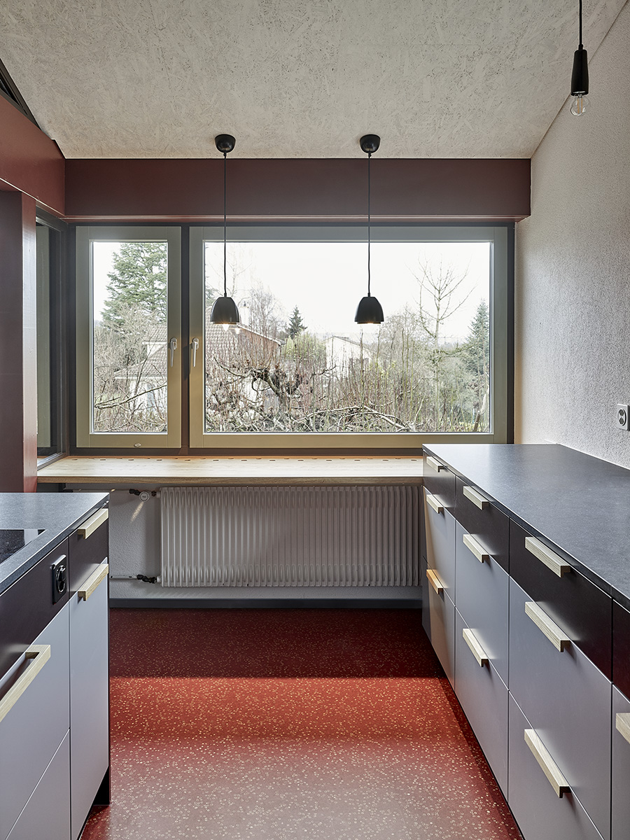 Ein Gummigranulatboden mit Kirschsteinen veredelt die Küche. Bild: Rolf Siegenthaler