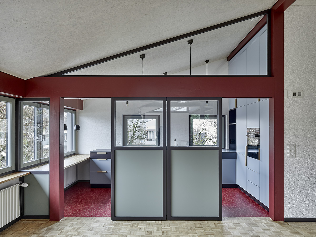 Die Küche ist durch Schiebetüren mit dem Wohnraum verbunden. Bild: Rolf Siegenthaler
