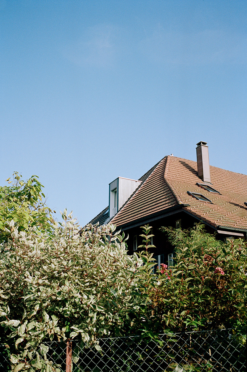 Der Entwurf lässt sich von einem heiteren Lebensgefühl leiten – so trägt das Haus einen «schnittigen Hut». Bild: Simon Habegger, Zürich
