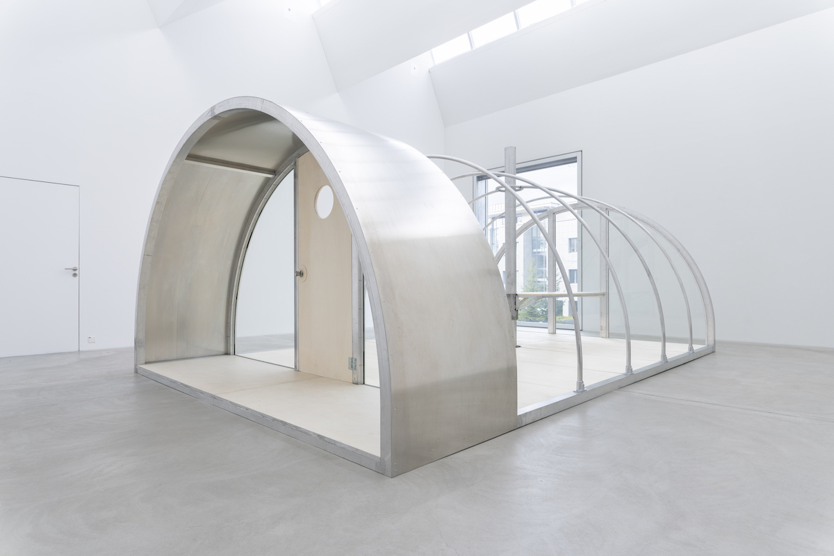 Quonset Tent, 2016, Ausstellungsansicht Building, Oscar Tuazon, Kunst Museum Winterthur, 2023, Courtesy the Artist. Foto: Reto Kaufmann